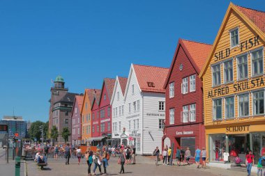 Bergen, Norveç - 10 Temmuz 2018: Yaya bölgesinde çeyrek Bryggen