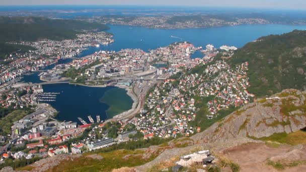 山と海の湾の海岸の港湾都市 ベルゲン ノルウェー — ストック動画