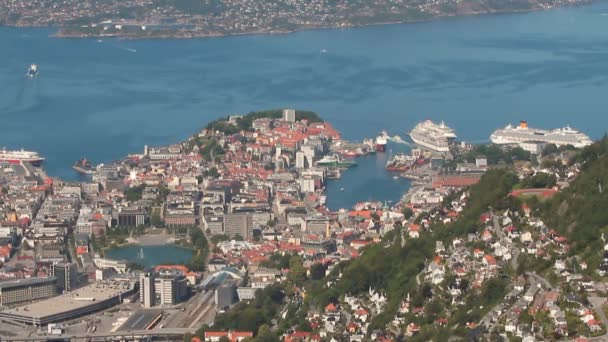 海湾の海岸にベルゲン ノルウェー 2018 港都市 — ストック動画