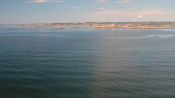 Moře a pobřeží s majákem. Kristiansand. Norsko