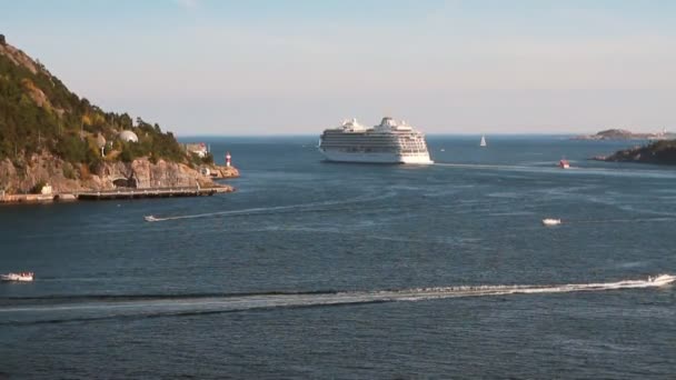 Nave Crociera Lascia Zona Dell Acqua Del Porto Kristiansand Norvegia — Video Stock