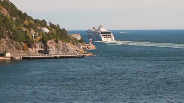 Паром Отправляется Море Кристиансанн Норвегия — стоковое видео