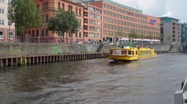 Nehir, motor gemisi ve şehir. Berlin, Almanya
