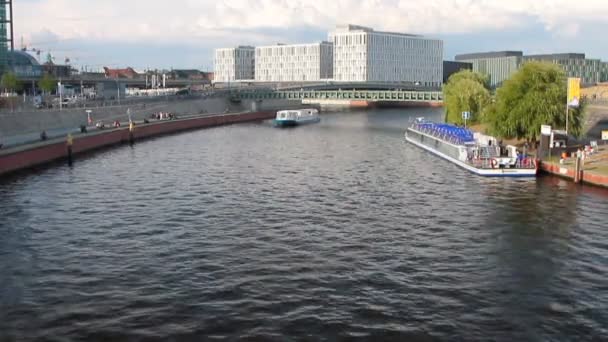 Sungai Kota Dan Jembatan Gustav Heinemann Brucke Berlin Jerman — Stok Video