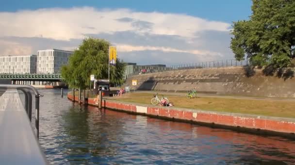 Река Набережная Шпребогенпарк Берлин Германия — стоковое видео