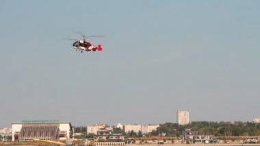Helikopter şehir üzerinde gösteri uçuşu. Kazan, Tataristan, Rusya Federasyonu