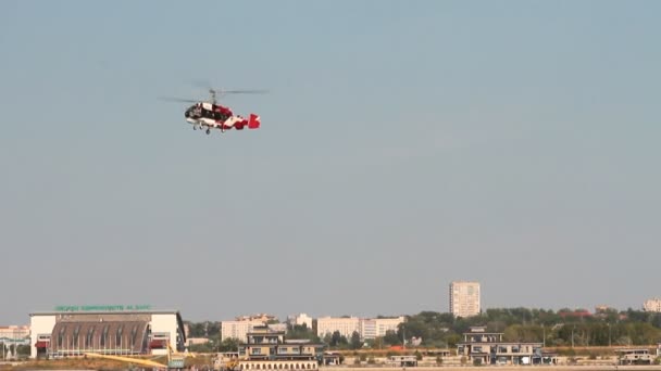 Voo Demonstração Helicóptero Sobre Cidade Kazan Tatarstan Rússia — Vídeo de Stock