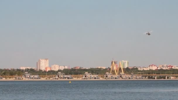 Pokaz Lotu Śmigłowca Rzekę Miasto Kazan Tatarstan Rosja — Wideo stockowe