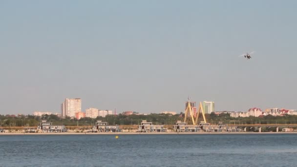 Demonstrationsflug Eines Hubschraubers Über Fluss Und Stadt Kasan Tatarstan Russland — Stockvideo