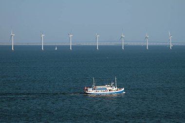Deniz, motor gemi ve rüzgar jeneratörleri yürüme. Kopenhag, Danimarka