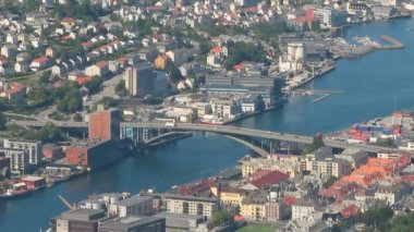 Şehir, Puddefjord ve kemer köprü. Bergen, Norveç 