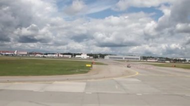 Uçak görünümü penceresinde önce kalkış hızı kümesi sırasında. Sheremetyevo, Moskova, Rusya Federasyonu