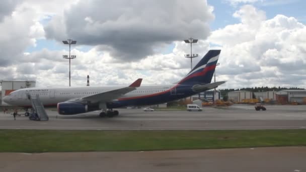 Ζώνη Από Ειδική Υπηρεσία Του Αεροπλάνο Στο Αεροδρόμιο Sheremetyevo Μόσχα — Αρχείο Βίντεο