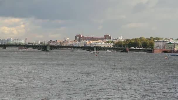 Río Puente Ciudad San Petersburgo Rusia — Vídeo de stock