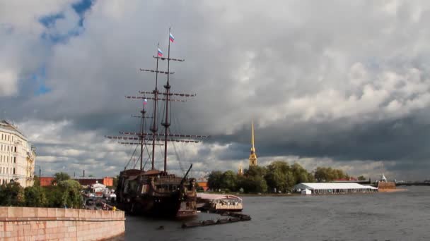 Dijk Drie Mast Zeilschip Rivier Petersburg Rusland — Stockvideo