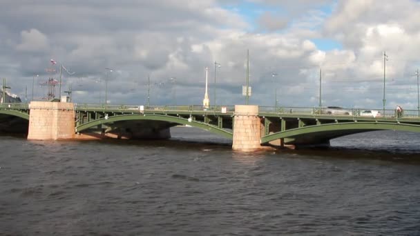 Ποταμού Γέφυρα Και Ουρανό Σύννεφα Αγία Πετρούπολη Ρωσία — Αρχείο Βίντεο