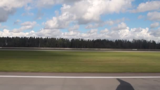 Vista Desde Avión Movimiento Tira Para Despegue San Petersburgo Rusia — Vídeos de Stock