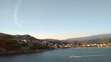 Deniz kasaba sahilindeki Körfez ve resort. Albissola Marina, Savona, İtalya