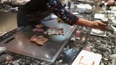 Tepanyaki-restoranda iş pişirin. Civitavecchia, İtalya