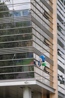 Endüstriyel dağcılık, cephe bina rock-climber. St. Petersburg, Rusya Federasyonu