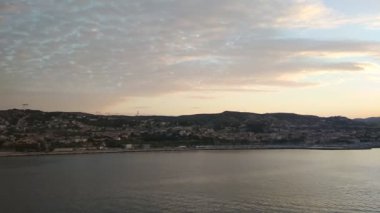 Deniz Körfezi ve sahil sabah erkenden. Le Rio, Marseille, Fransa