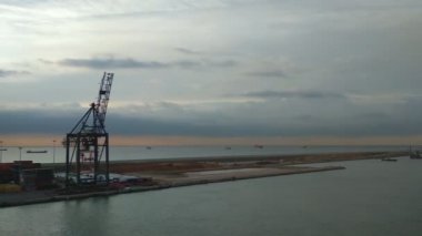 Liman ve demirleme vinç ile su alanı. Barcelona, İspanya