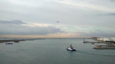 Barcelona, İspanya - 01 Ekim 2018: Su alan liman ve uçak gökyüzünde topraklarda geliyor