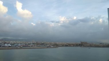 Bağlantı noktası, şehir ve deniz kıyısında Katedrali. Palma de Mallorca, İspanya