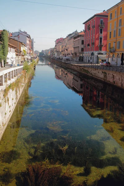 透明水通道 Naviglio 格兰特 意大利米兰 — 图库照片