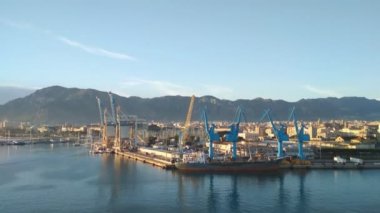 Su alan ve liman rıhtım. Palermo, İtalya