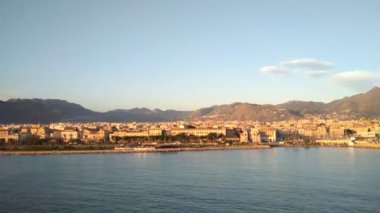 Karadeniz kıyısında, şehir ve dağ. Palermo, İtalya