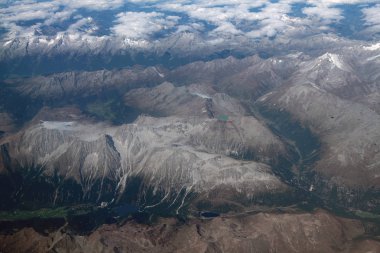 Uçaktan dağlarının görünümü. İtalya-Avusturya