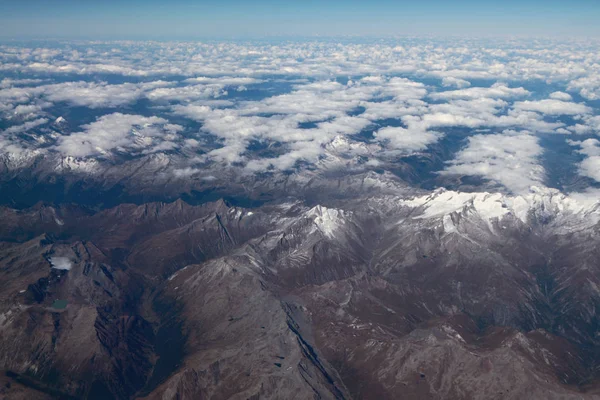 山地と雲の上の平面からの眺め オーストリア — ストック写真