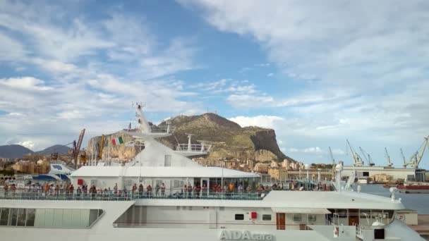 Palermo Italia Oct 2018 Cubiertas Crucero Aidacara Monte Pellegrino — Vídeos de Stock