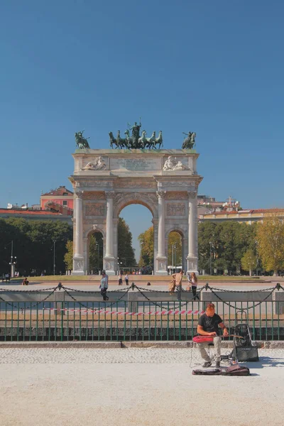 Milán Italia Sep 2018 Músico Callejero Arco Triunfal Arco Della —  Fotos de Stock