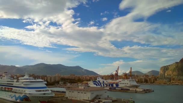 Palermo Italien 2018 Passagierschiffe Seehafen Den Bergen Und Himmel — Stockvideo
