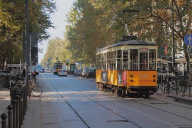 Milan, İtalya - 28 Eylül 2018: Raylar ve Corso Sempione Street tramvayda