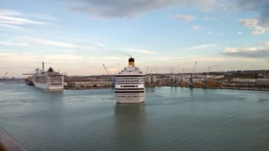 Civitavecchia, İtalya - 05 Ekim 2018: Cruise liner manevralar liman su alanı içinde
