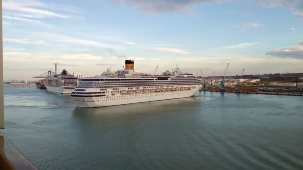 Civitavecchia Italien 2018 Manövrieren Eines Kreuzfahrtschiffes Hafen Wassergebiet — Stockvideo