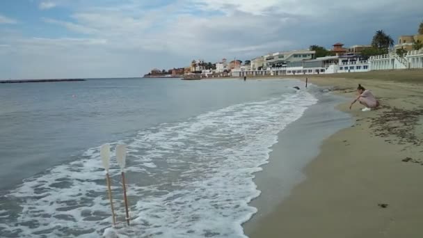 Santa Marinella Italy Oct 2018 Sea Sandy Beach Girl — Stock Video