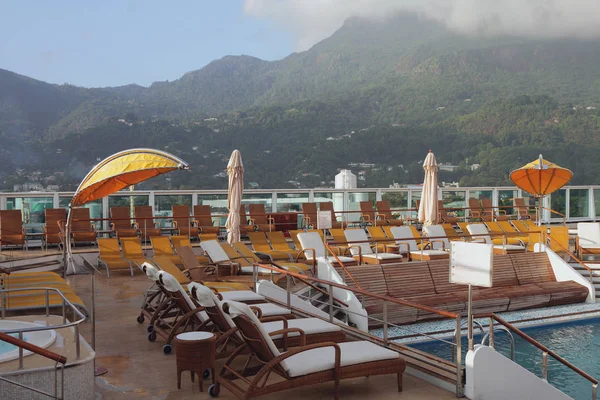 邮轮和热带海岸甲板上的日光浴床和游泳池 — 图库照片
