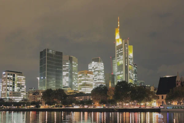 Rzeka Nasyp Miasta Nocą Frankfurt Main Niemcy — Zdjęcie stockowe