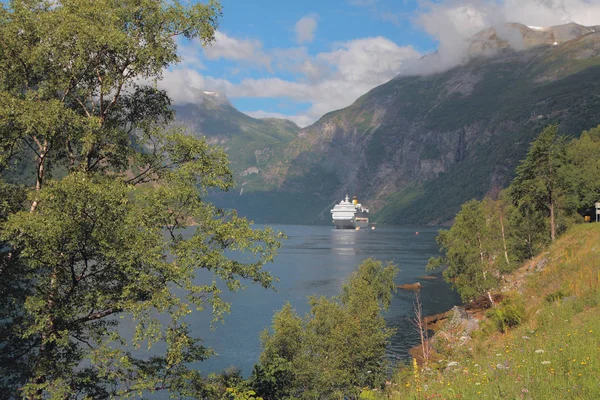 Fjord Och Kryssningsfartyg Geirangerfjord Stranda Norge — Stockfoto
