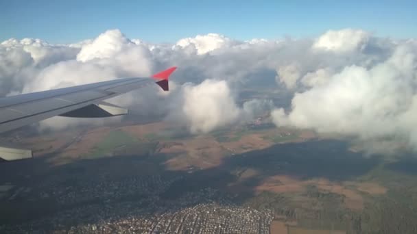 Крыло Плоскости Облака Поверхности Суши Уменьшении Франкфурт Майн Германия — стоковое видео