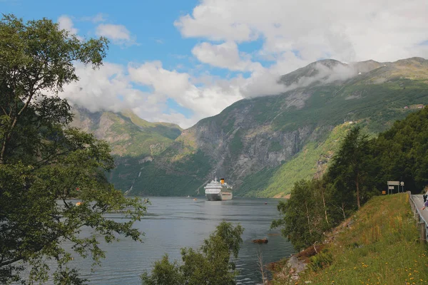 Kreuzfahrtschiff Auf Parkplatz Geirangerfjord Stranda Norwegen — Stockfoto