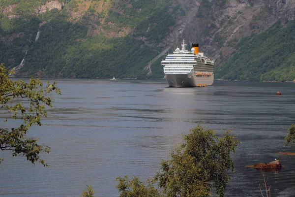 Crucero Estacionamiento Ancla Fiordo Geirangerfjord Stranda Noruega — Foto de Stock