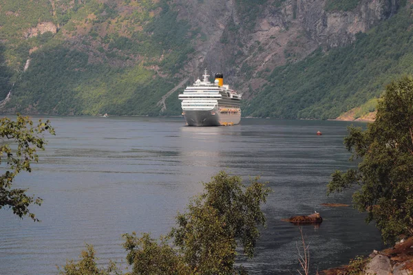 Statek Wycieczkowy Parkingu Przy Przetargu Geirangerfjord Stranda Norwegia — Zdjęcie stockowe