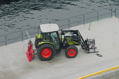 Dönüşümlü, Norveç - 09 Temmuz 2018: Özel tekerlekli traktör üzerinde beton demirleme