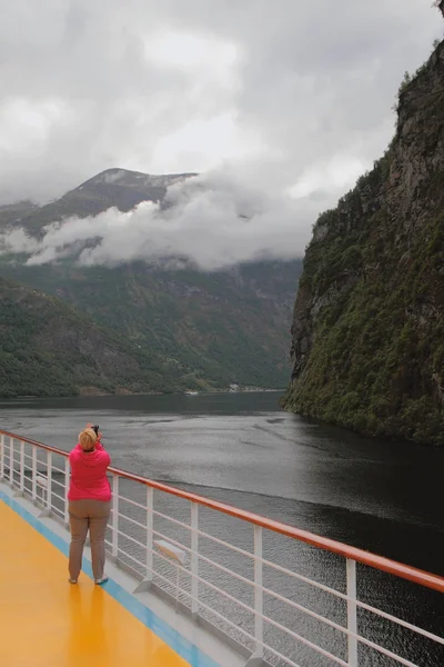 Mujer Fotografías Fiordo Cubierta Crucero Geirangerfjord Stranda Noruega — Foto de Stock