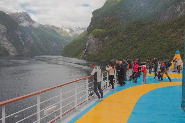 Geirangerfjord Stranda Noruega 2018 Los Turistas Admiran Fiordo Desde Cubierta — Foto de Stock